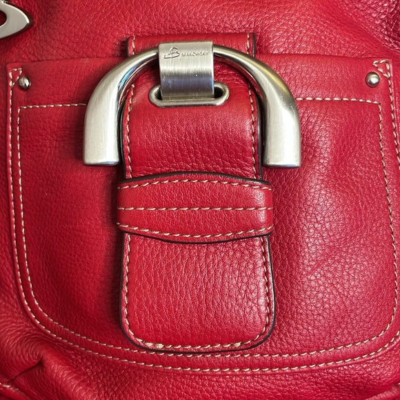 B MAKOWSKY GENUINE RED PEBBLED LEATHER CROSSBODY HANDBAG WITH LEOPARD LINING - Picture 2 of 13